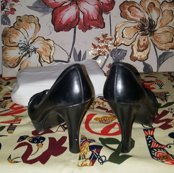 Black heels - Picture 3 of 3